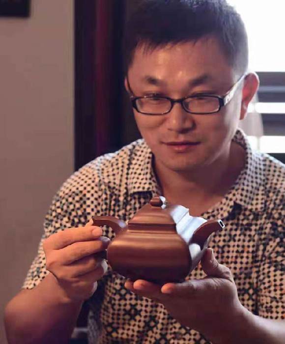 紫砂艺人张震，工艺美术员