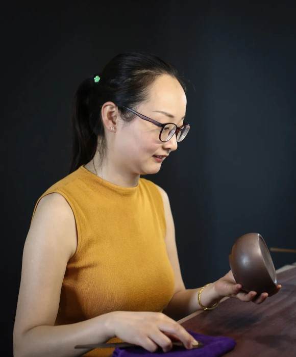 紫砂艺人强丽娜，工艺美术师