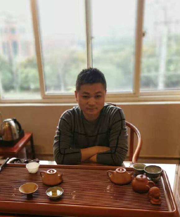 紫砂艺人强弘，助理工艺美术师