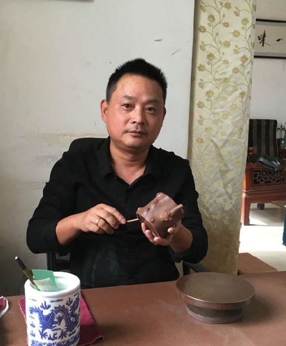 紫砂艺人强洪明，助理工艺美术师