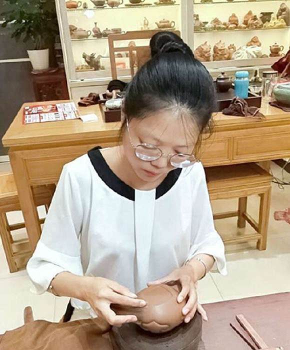 紫砂艺人彭春兰，助理工艺美术师