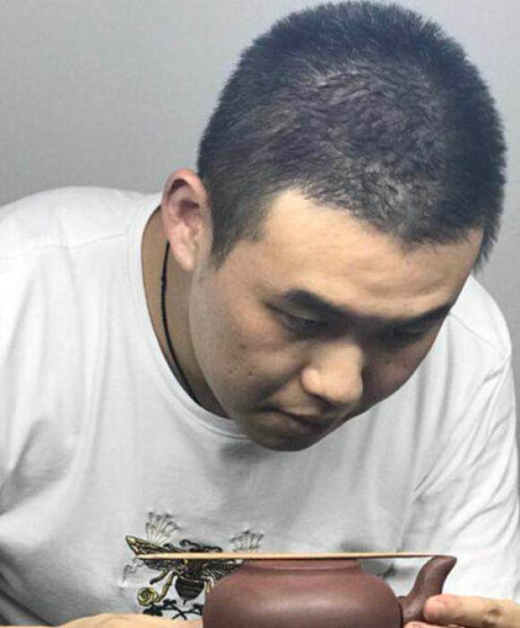 紫砂艺人徐云翔，助理工艺美术师