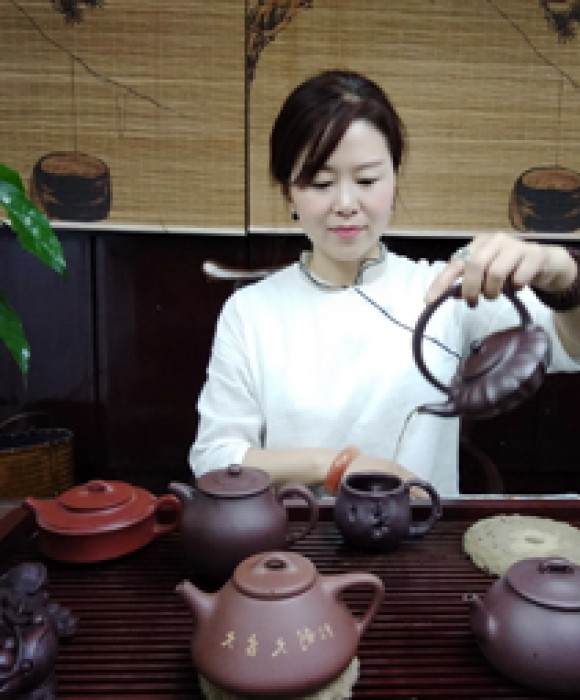 紫砂艺人徐亚琴，助理工艺美术师
