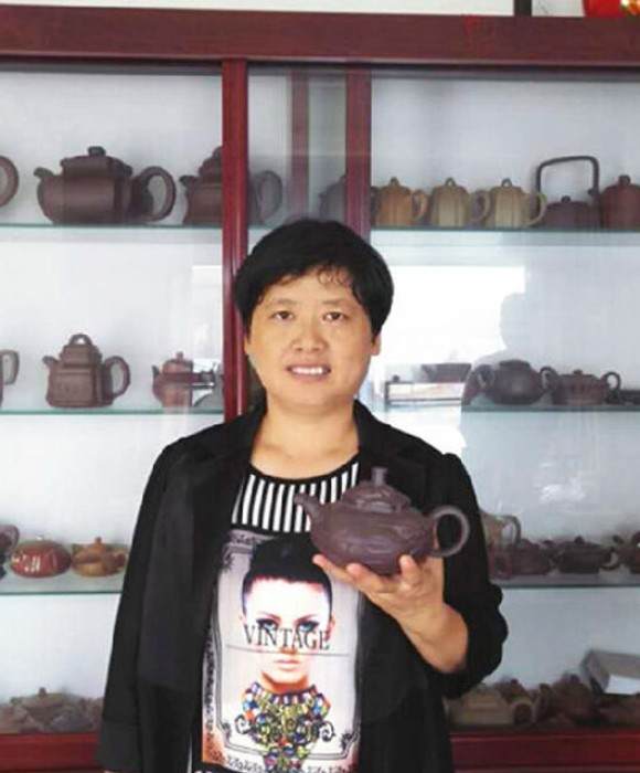 紫砂艺人徐六萍，工艺美术师