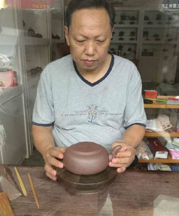 紫砂艺人徐建军，工艺美术师