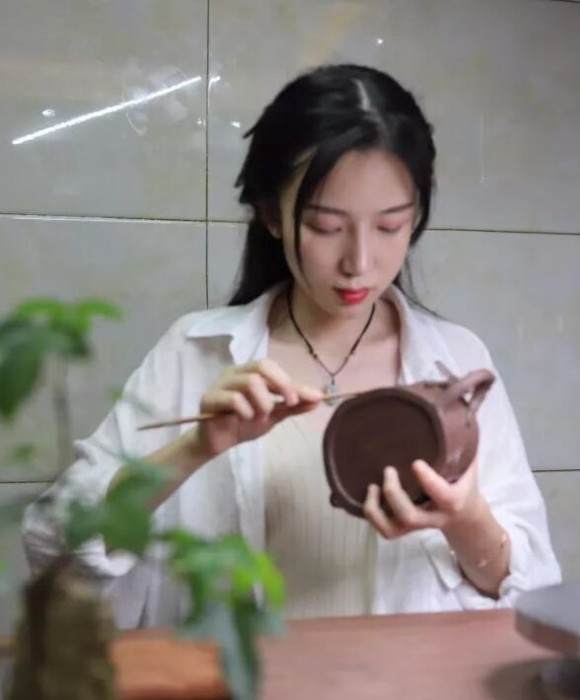 紫砂艺人徐成霞，助理工艺美术师