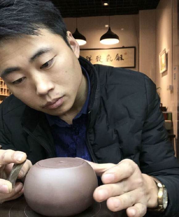 紫砂艺人徐新正，助理工艺美术师