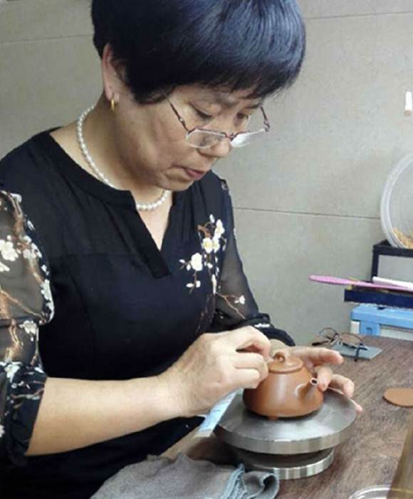 紫砂艺人徐春仙，助理工艺美术师