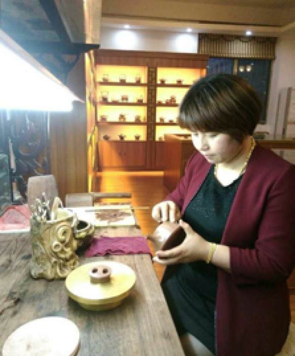 紫砂艺人徐群华，高级工艺美术师