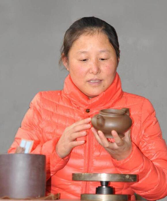 紫砂艺人成菊英，助理工艺美术师