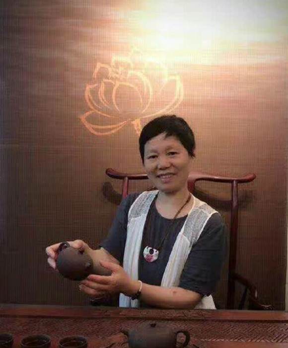 紫砂艺人戴忆玉，助理工艺美术师