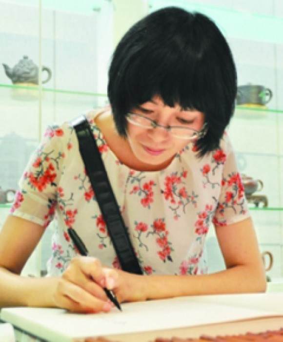 紫砂艺人戴春华，工艺美术师