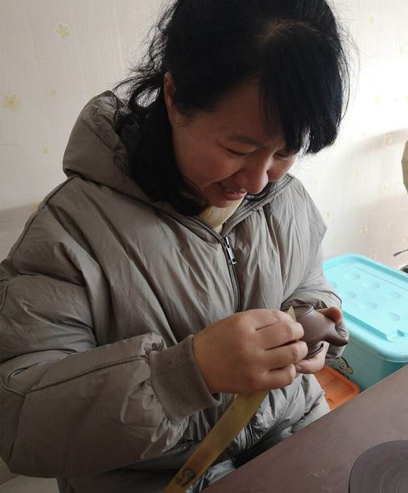 紫砂艺人戴群婉，助理工艺美术师