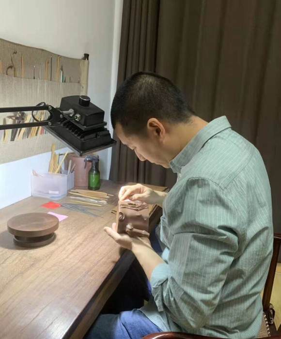 紫砂艺人房杰，助理工艺美术师