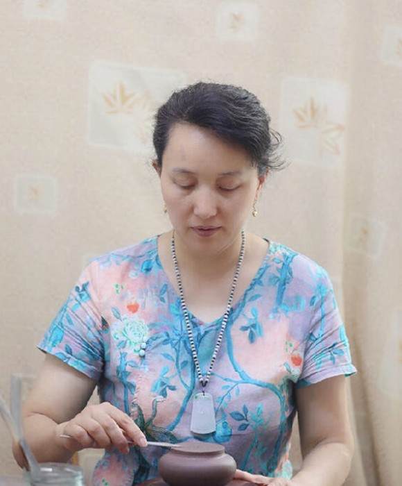 紫砂艺人方彩芬，工艺美术师