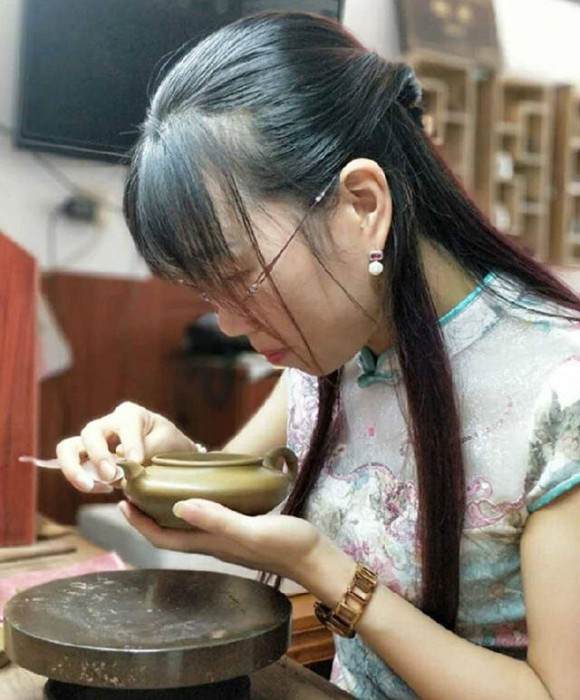 紫砂艺人方桃珍，助理工艺美术师