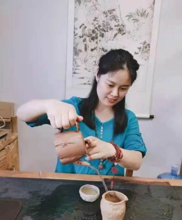 紫砂艺人方霏霏，助理工艺美术师