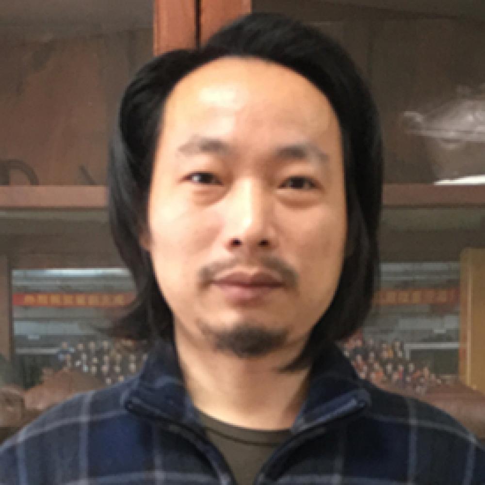 紫砂艺人施建忠，高级工艺美术师（乡土人才评审获得）
