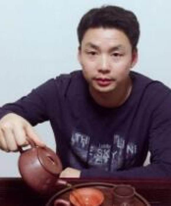 紫砂艺人施泉根，助理工艺美术师