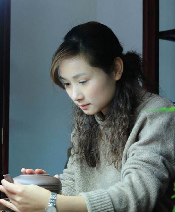紫砂艺人施赛花，助理工艺美术师