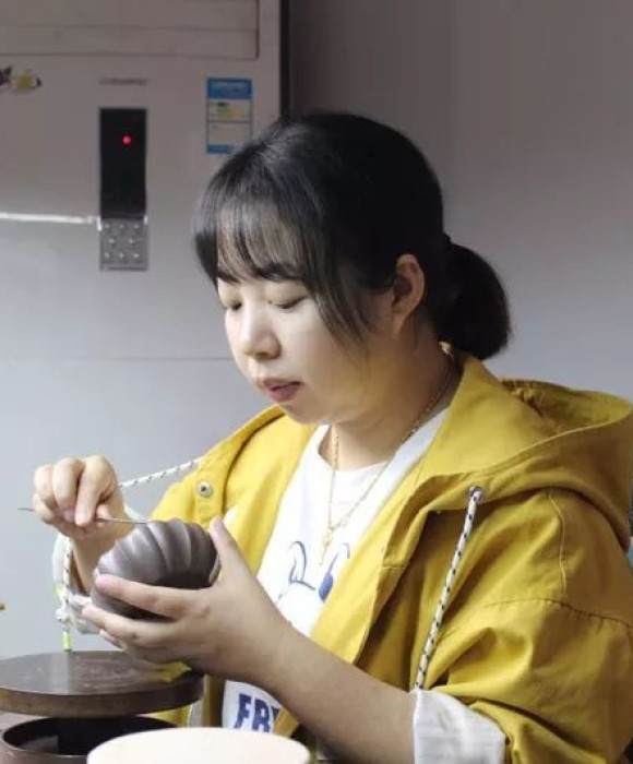 紫砂艺人曹微，助理工艺美术师