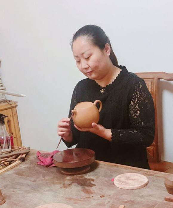 紫砂艺人曹春霞，助理工艺美术师