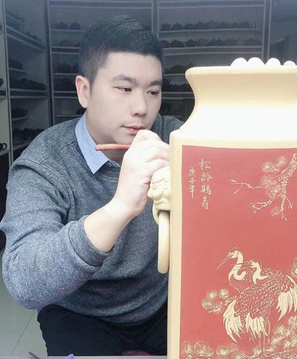 紫砂艺人曾善平，助理工艺美术师