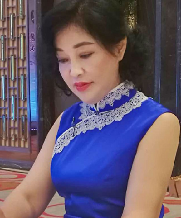 紫砂艺人朱亚琴，工艺美术师