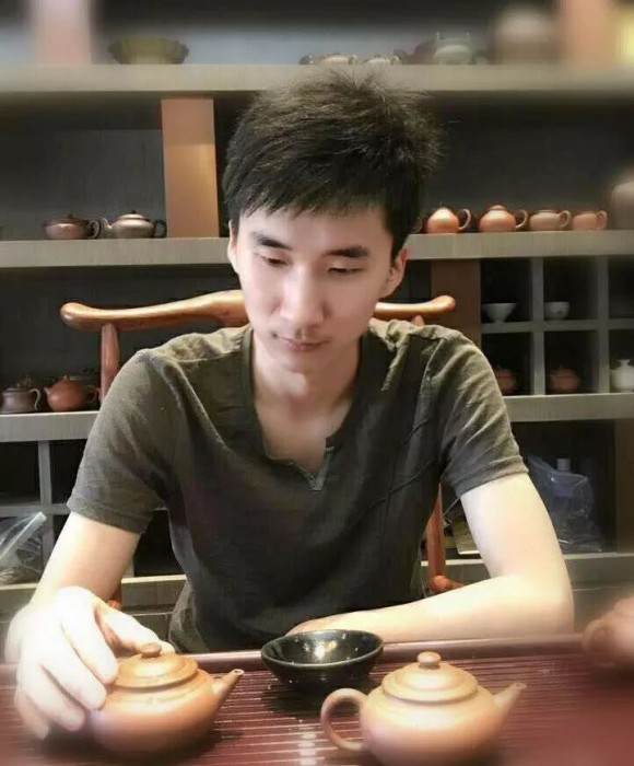 紫砂艺人朱建东，助理工艺美术师