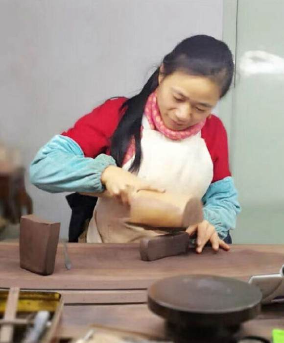 紫砂艺人朱建华，助理工艺美术师