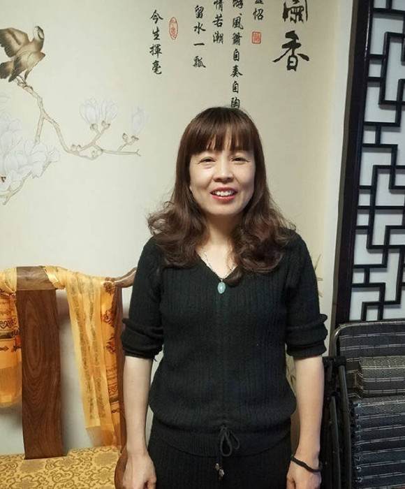 紫砂艺人朱彩红，助理工艺美术师