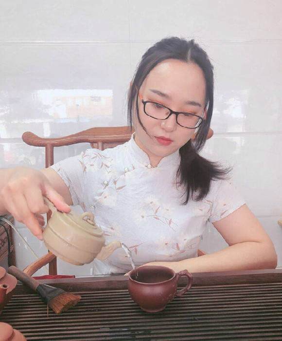 紫砂艺人朱志芸，工艺美术师