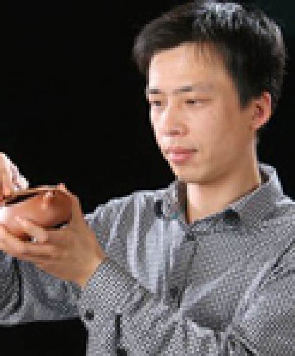 紫砂艺人朱永强，高级工艺美术师