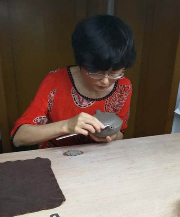 紫砂艺人朱碧霞，工艺美术师