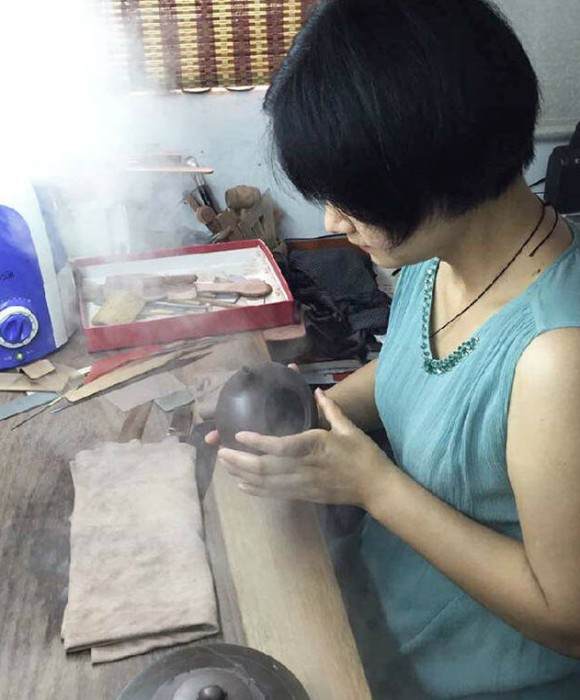 紫砂艺人朱秀兰，助理工艺美术师