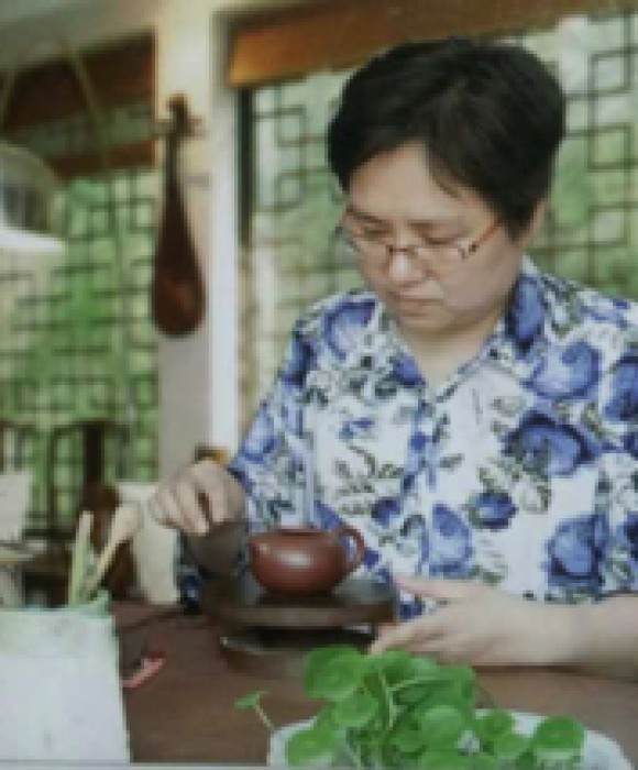 紫砂艺人朱莉萍，高级工艺美术师