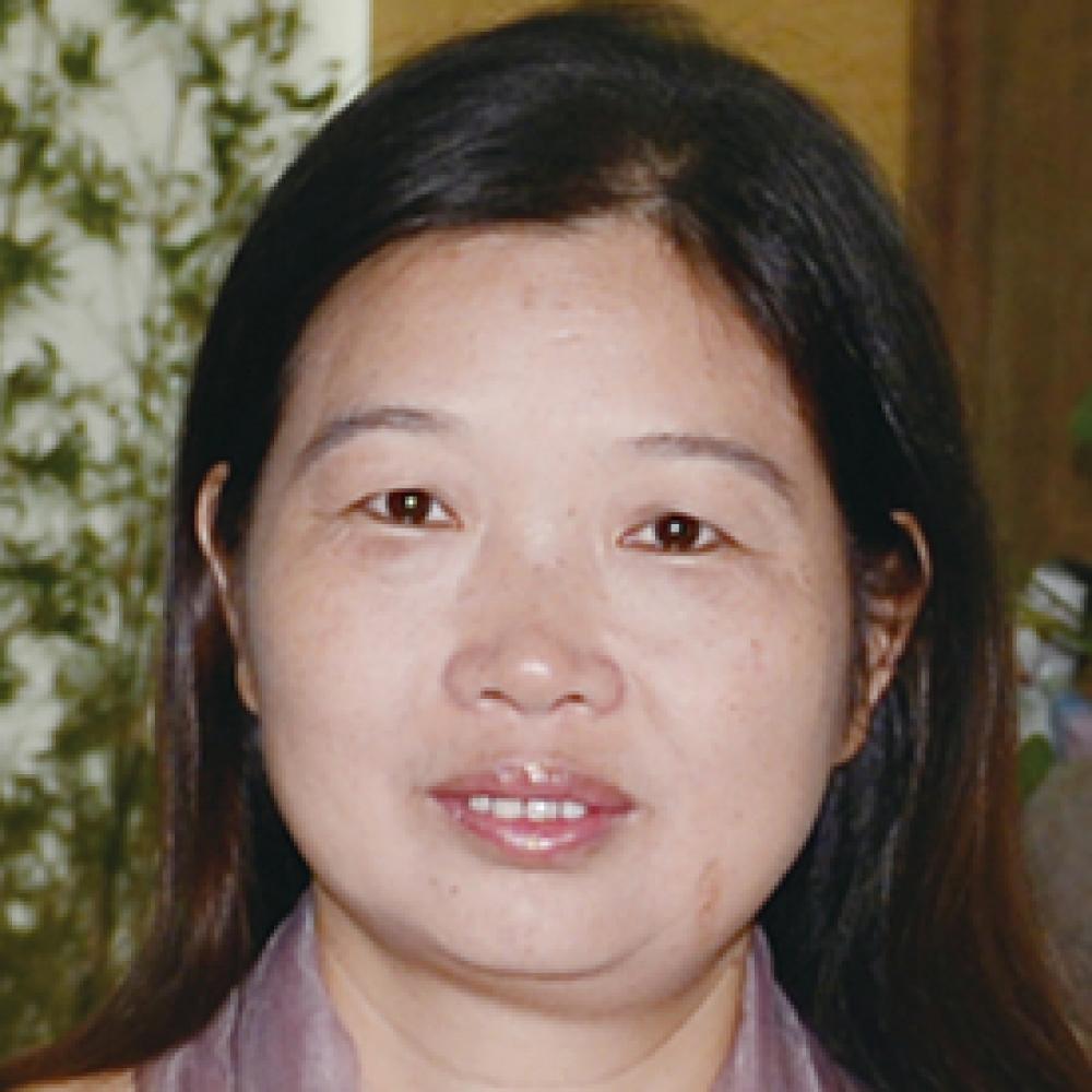 紫砂艺人朱菊华，助理工艺美术师