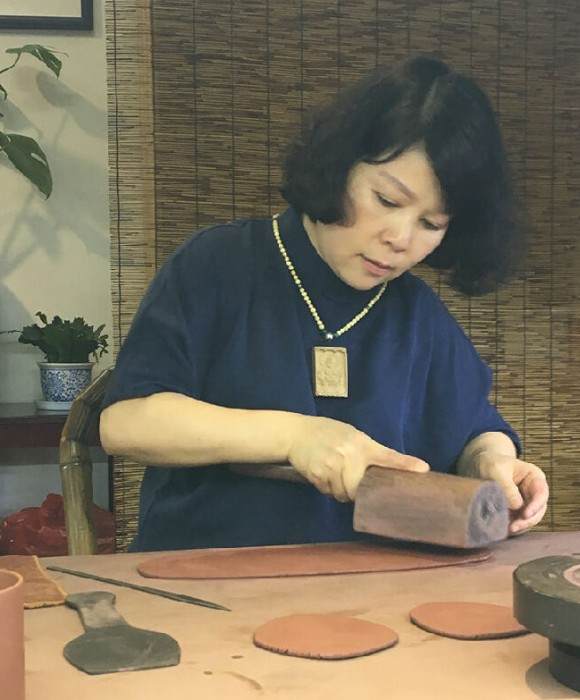 紫砂艺人朱金妹，助理工艺美术师