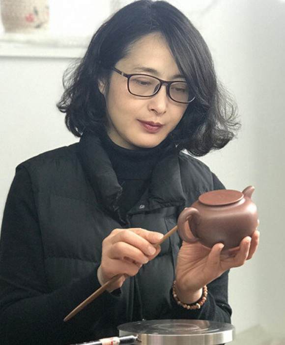 紫砂艺人朱雯梅，助理工艺美术师