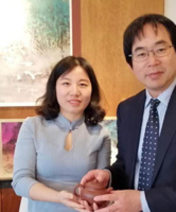 紫砂艺人李丽云，助理工艺美术师