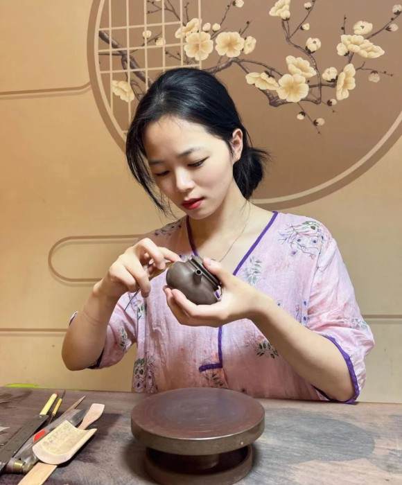 紫砂艺人李佳雯，助理工艺美术师