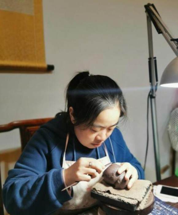紫砂艺人李华，工艺美术师