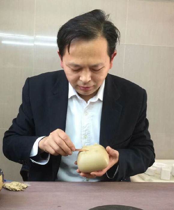 紫砂艺人李士良，助理工艺美术师