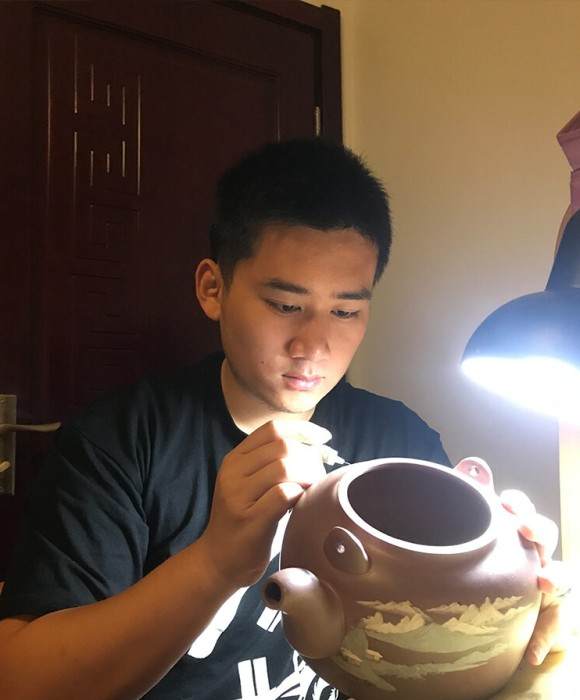 紫砂艺人李宇，助理工艺美术师