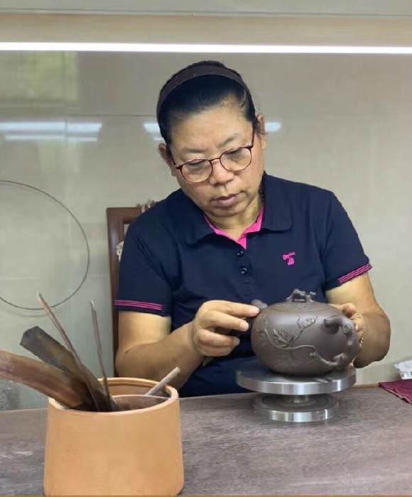 紫砂艺人李小萍，工艺美术师