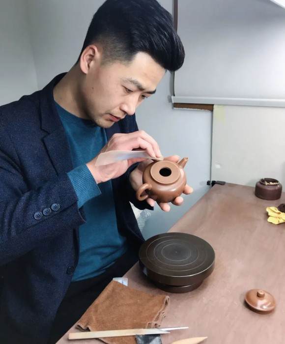 紫砂艺人李来松，工艺美术师