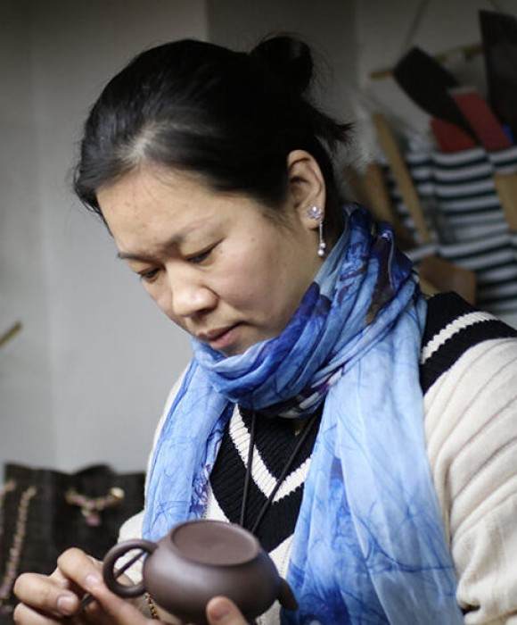 紫砂艺人李桂玲，助理工艺美术师