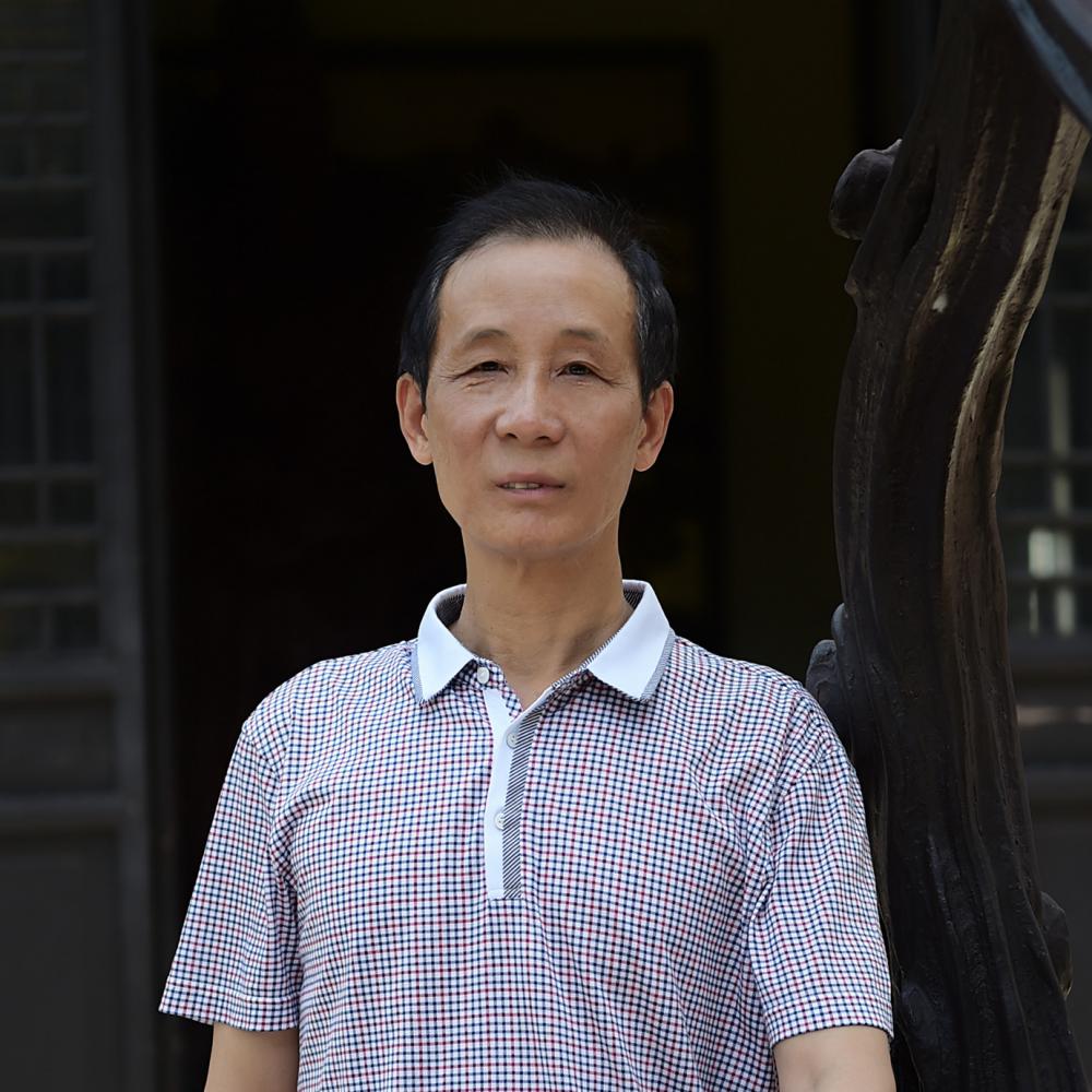 紫砂艺人李正华，正高级工艺美术师（乡土人才评审获得）