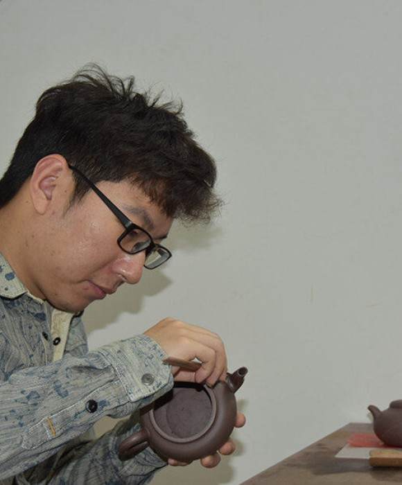 紫砂艺人李洲，助理工艺美术师