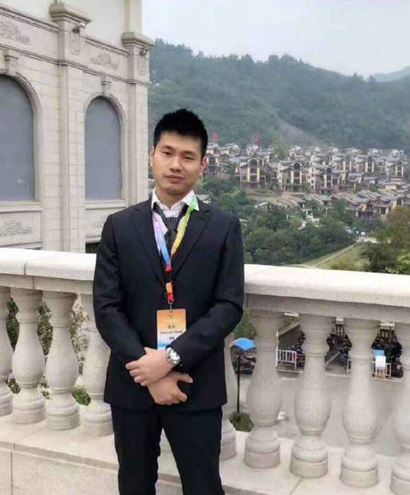 紫砂艺人李渊，助理工艺美术师